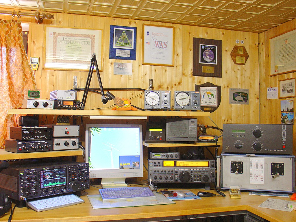 AN original Ham radio used for communication